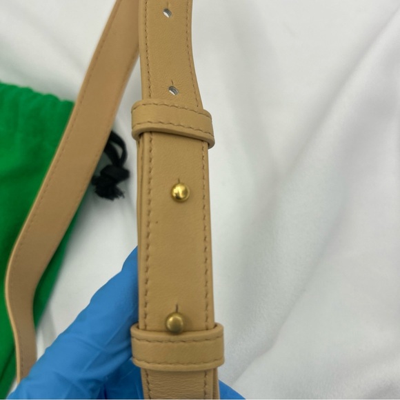 100% Authentic Bottega Veneta Cassette Beige Leather Shoulder Bag 674-111424 - Picture 6 of 14